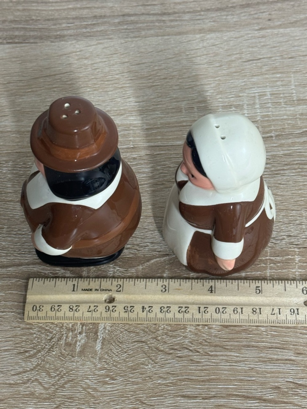 Vintage The Pilgrim Pair Salt and Pepper Shakers - Picture 8 of 9